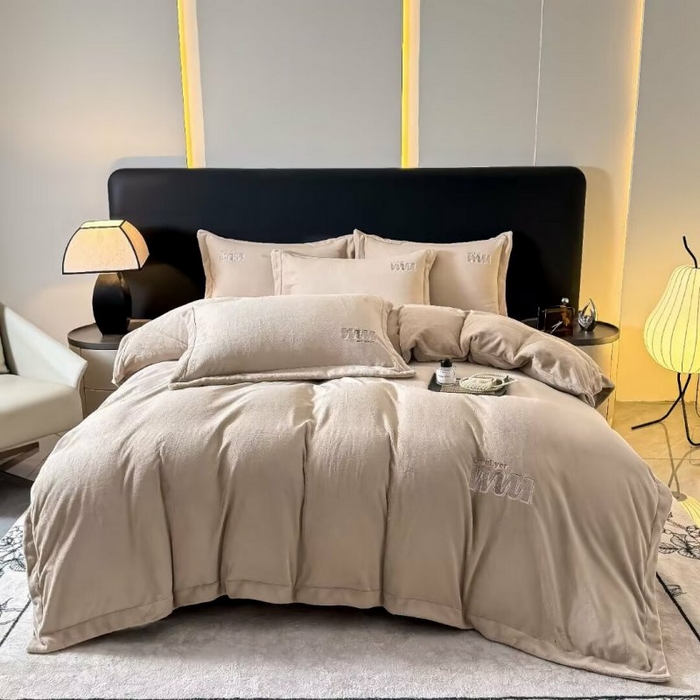 91家纺网 家纺一手货源 找家纺 淳绵家居 2025新款高克重全消光牛奶绒绵羊绒四件套-爱丽丝 爱丽丝-咖色