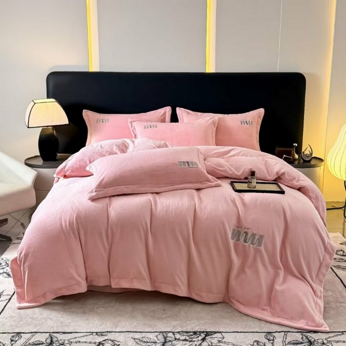 91家纺网 家纺一手货源 找家纺 淳绵家居 2025新款高克重全消光牛奶绒绵羊绒四件套-爱丽丝 爱丽丝-粉色