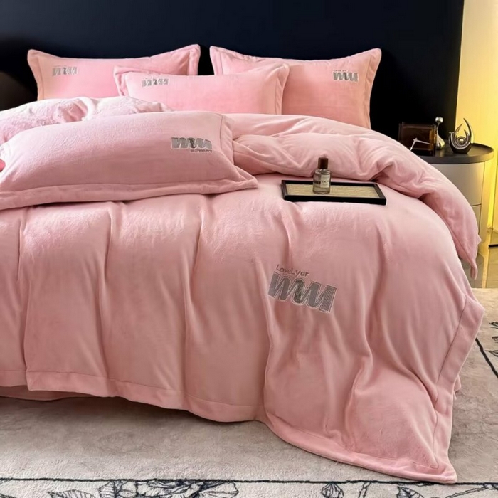 91家纺网 家纺一手货源 找家纺 淳绵家居 2025新款高克重全消光牛奶绒绵羊绒四件套-爱丽丝 爱丽丝-粉色