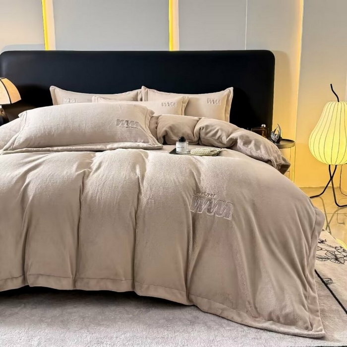 91家纺网 家纺一手货源 找家纺 淳绵家居 2025新款高克重全消光牛奶绒绵羊绒四件套-爱丽丝 爱丽丝-咖色