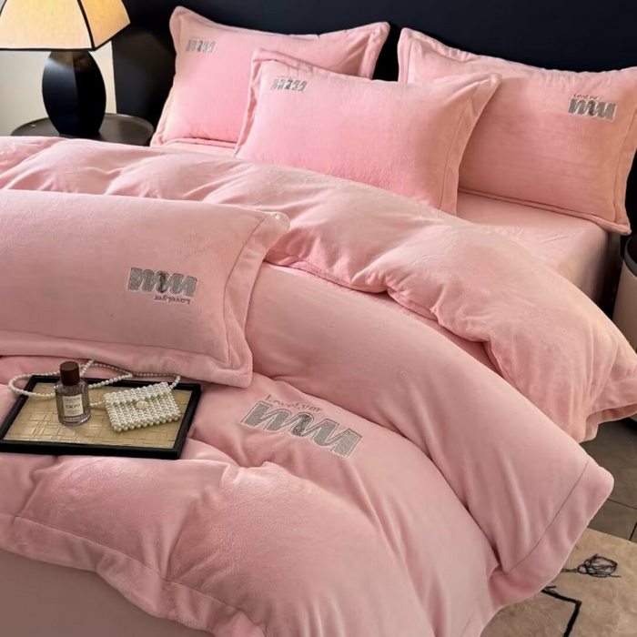 91家纺网 家纺一手货源 找家纺 淳绵家居 2025新款高克重全消光牛奶绒绵羊绒四件套-爱丽丝 爱丽丝-粉色