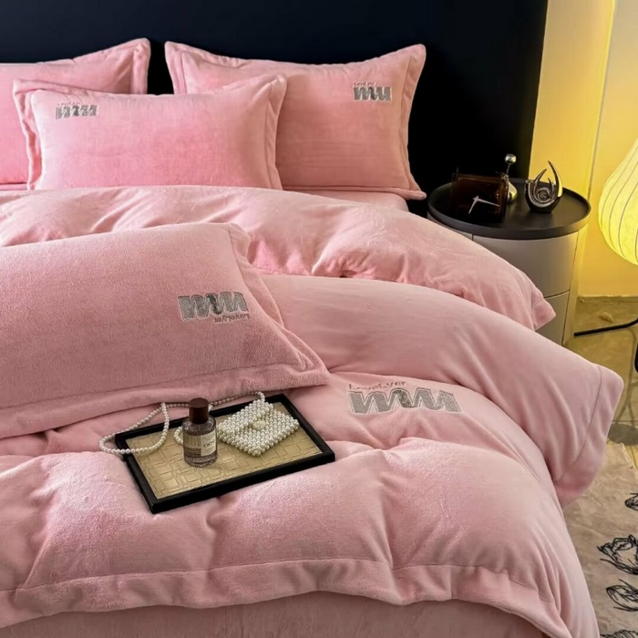 91家纺网 家纺一手货源 找家纺 淳绵家居 2025新款高克重全消光牛奶绒绵羊绒四件套-爱丽丝 爱丽丝-粉色