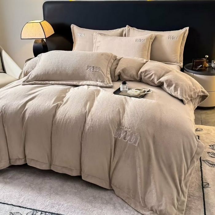 91家纺网 家纺一手货源 找家纺 淳绵家居 2025新款高克重全消光牛奶绒绵羊绒四件套-爱丽丝 爱丽丝-咖色