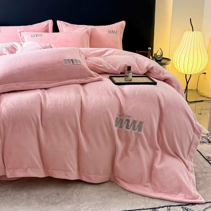 91家纺网 家纺一手货源 找家纺 淳绵家居 2025新款高克重全消光牛奶绒绵羊绒四件套-爱丽丝 爱丽丝-粉色