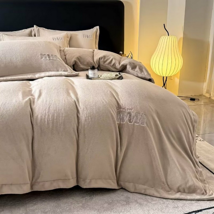 91家纺网 家纺一手货源 找家纺 淳绵家居 2025新款高克重全消光牛奶绒绵羊绒四件套-爱丽丝 爱丽丝-咖色