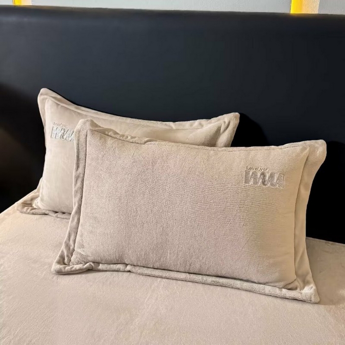 91家纺网 家纺一手货源 找家纺 淳绵家居 2025新款高克重全消光牛奶绒绵羊绒四件套-爱丽丝 爱丽丝-咖色