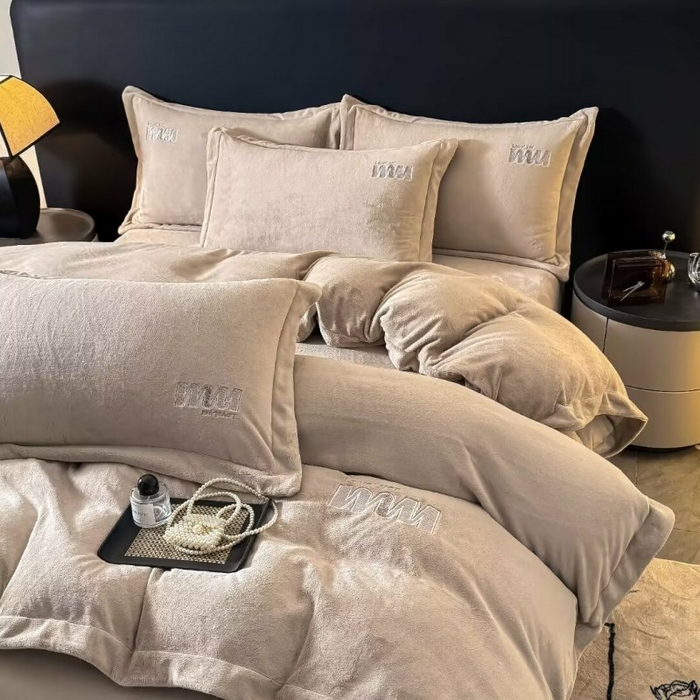 91家纺网 家纺一手货源 找家纺 淳绵家居 2025新款高克重全消光牛奶绒绵羊绒四件套-爱丽丝 爱丽丝-咖色