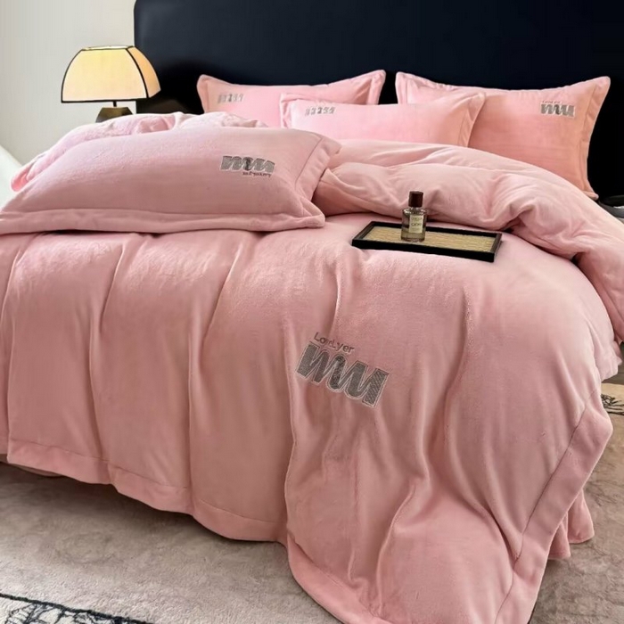 91家纺网 家纺一手货源 找家纺 淳绵家居 2025新款高克重全消光牛奶绒绵羊绒四件套-爱丽丝 爱丽丝-粉色