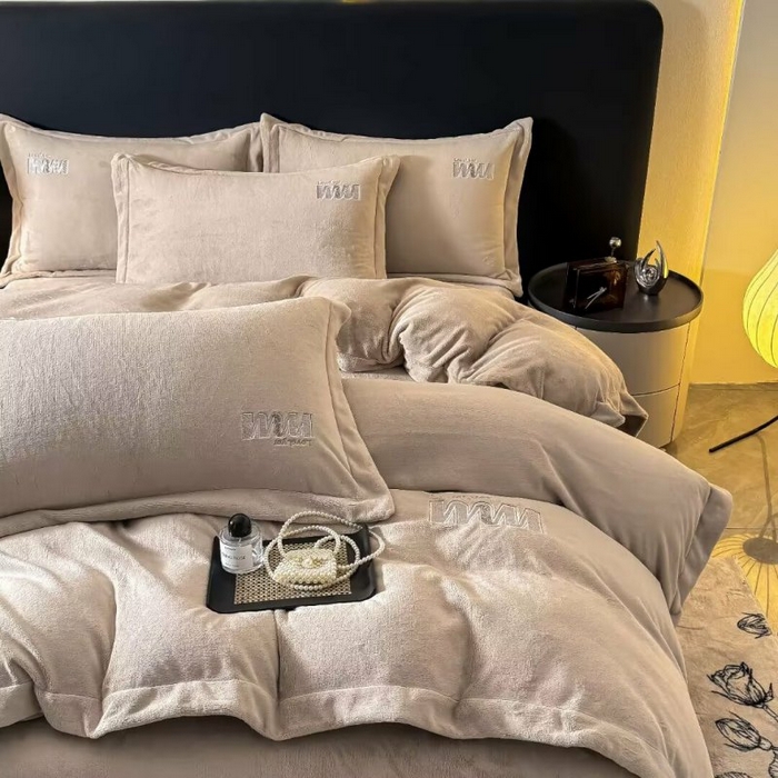 91家纺网 家纺一手货源 找家纺 淳绵家居 2025新款高克重全消光牛奶绒绵羊绒四件套-爱丽丝 爱丽丝-咖色