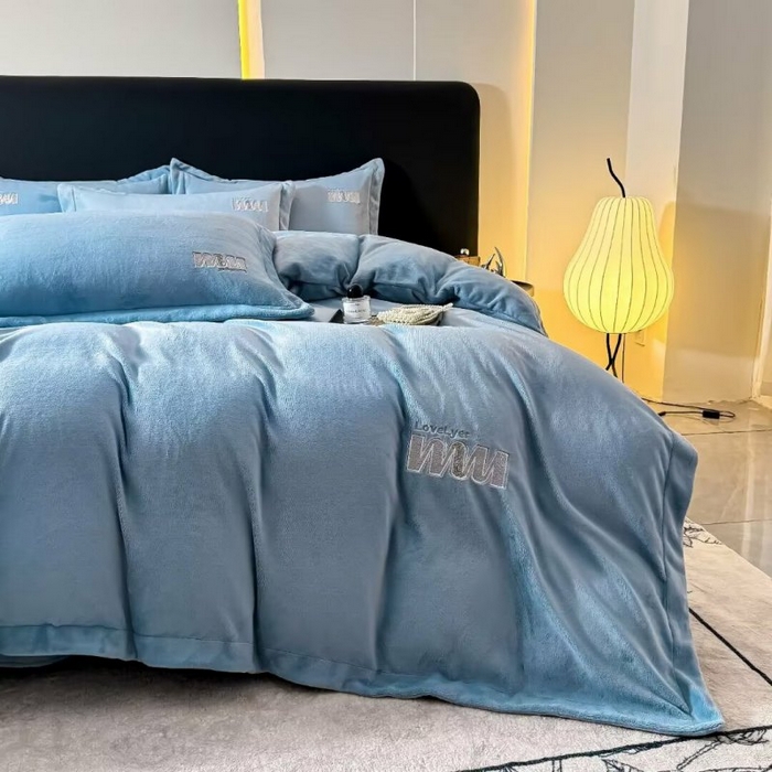 91家纺网 家纺一手货源 找家纺 淳绵家居 2025新款高克重全消光牛奶绒绵羊绒四件套-爱丽丝 爱丽丝-宾利蓝