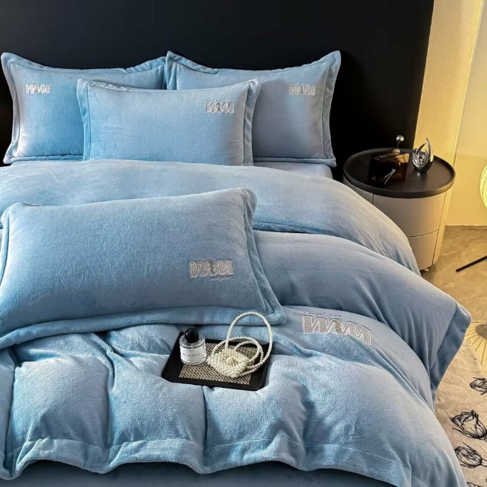 91家纺网 家纺一手货源 找家纺 淳绵家居 2025新款高克重全消光牛奶绒绵羊绒四件套-爱丽丝 爱丽丝-宾利蓝