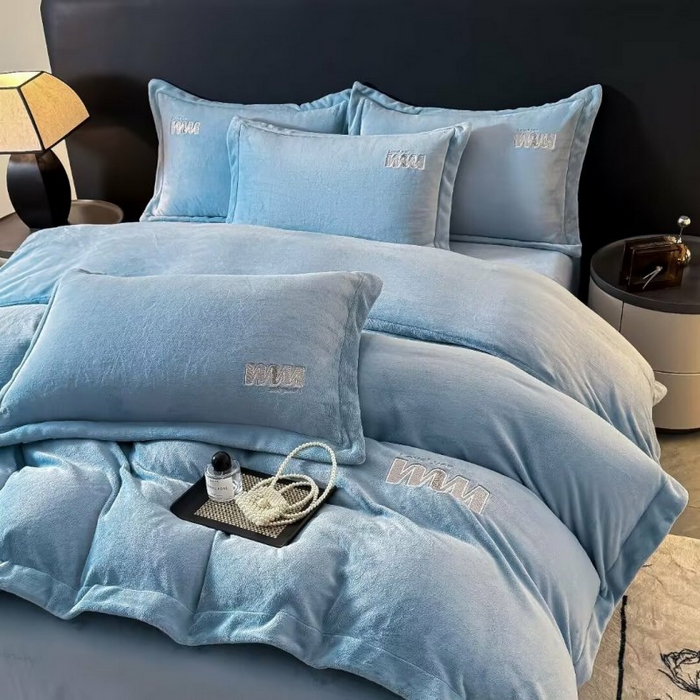 91家纺网 家纺一手货源 找家纺 淳绵家居 2025新款高克重全消光牛奶绒绵羊绒四件套-爱丽丝 爱丽丝-宾利蓝