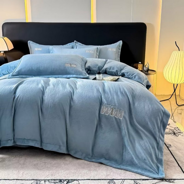 91家纺网 家纺一手货源 找家纺 淳绵家居 2025新款高克重全消光牛奶绒绵羊绒四件套-爱丽丝 爱丽丝-宾利蓝