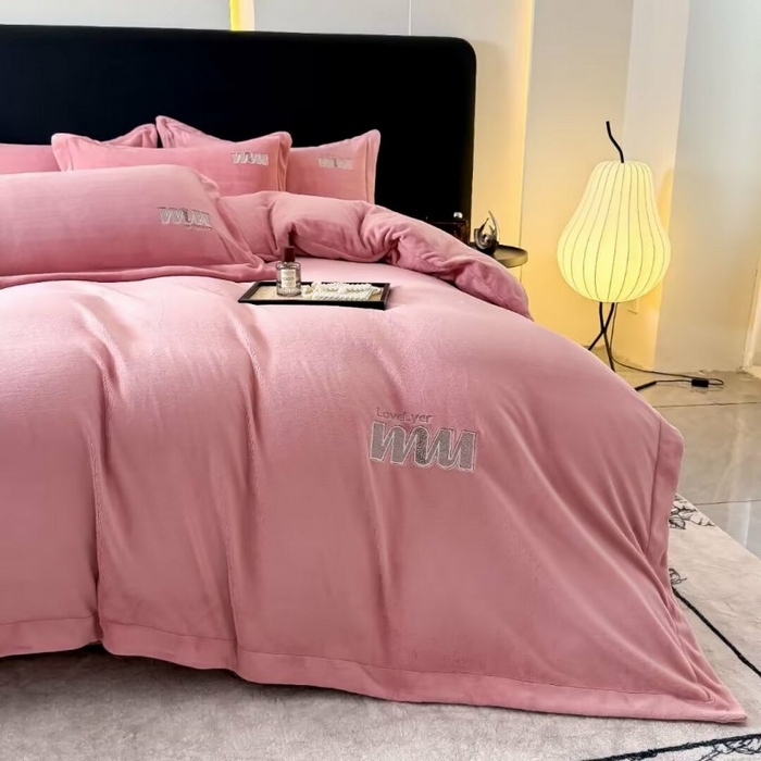 91家纺网 家纺一手货源 找家纺 淳绵家居 2025新款高克重全消光牛奶绒绵羊绒四件套-爱丽丝 爱丽丝-豆沙