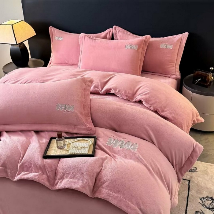 91家纺网 家纺一手货源 找家纺 淳绵家居 2025新款高克重全消光牛奶绒绵羊绒四件套-爱丽丝 爱丽丝-豆沙