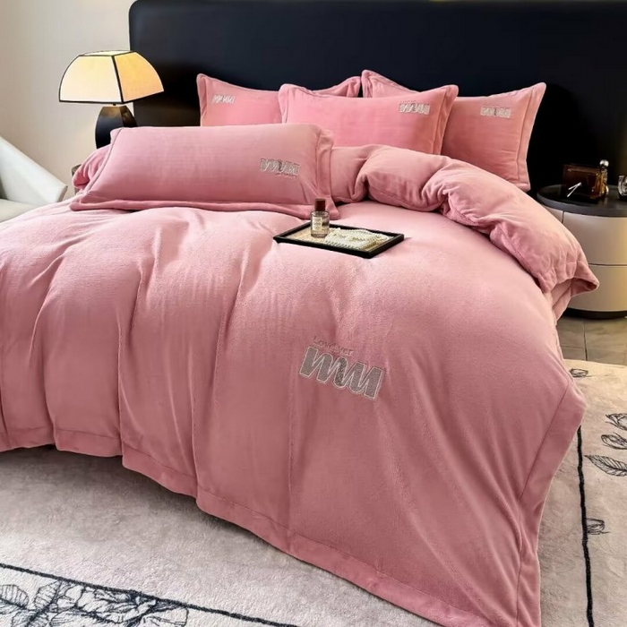 91家纺网 家纺一手货源 找家纺 淳绵家居 2025新款高克重全消光牛奶绒绵羊绒四件套-爱丽丝 爱丽丝-豆沙