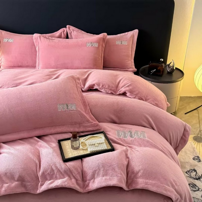 91家纺网 家纺一手货源 找家纺 淳绵家居 2025新款高克重全消光牛奶绒绵羊绒四件套-爱丽丝 爱丽丝-豆沙