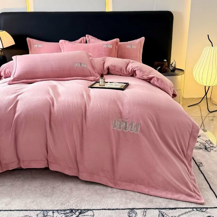 91家纺网 家纺一手货源 找家纺 淳绵家居 2025新款高克重全消光牛奶绒绵羊绒四件套-爱丽丝 爱丽丝-豆沙