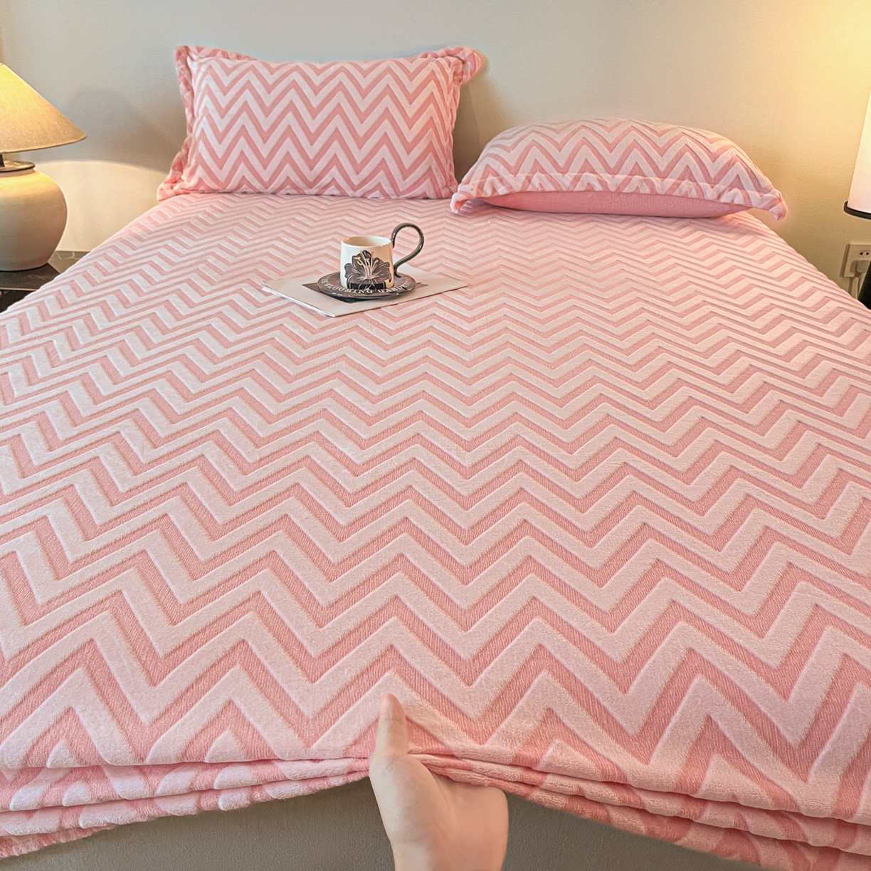 91家纺网 家纺一手货源 找家纺 （总）源舍家纺 2025新款A类曼波纹高克重背印剪花牛奶绒床笠