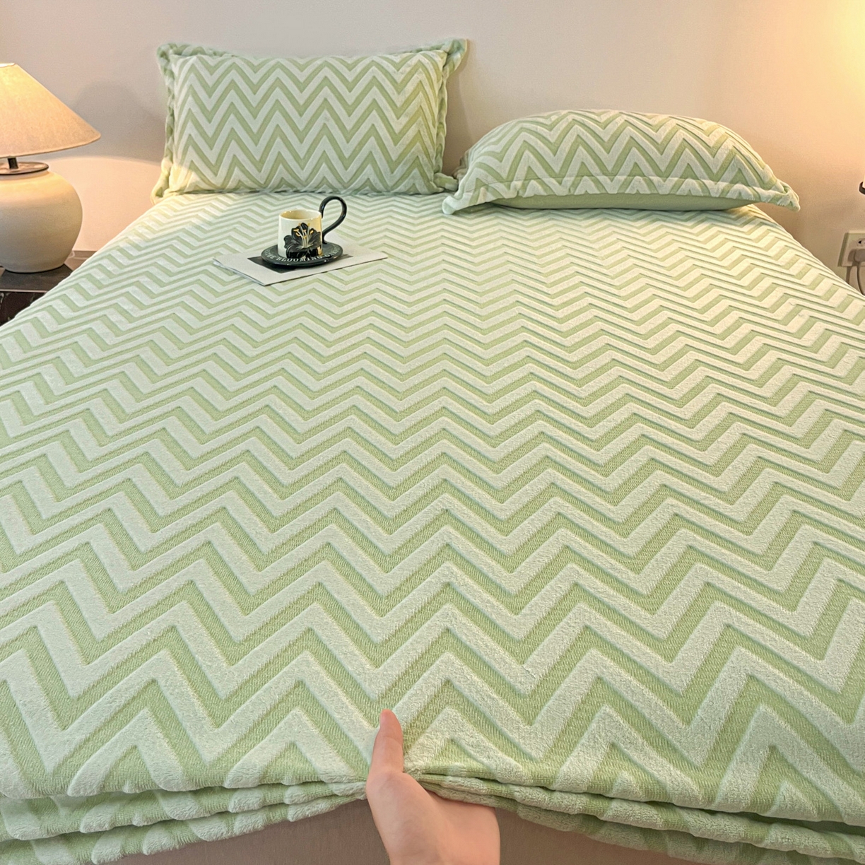 91家纺网 家纺一手货源 找家纺 （总）源舍家纺 2025新款A类曼波纹高克重背印剪花牛奶绒床笠