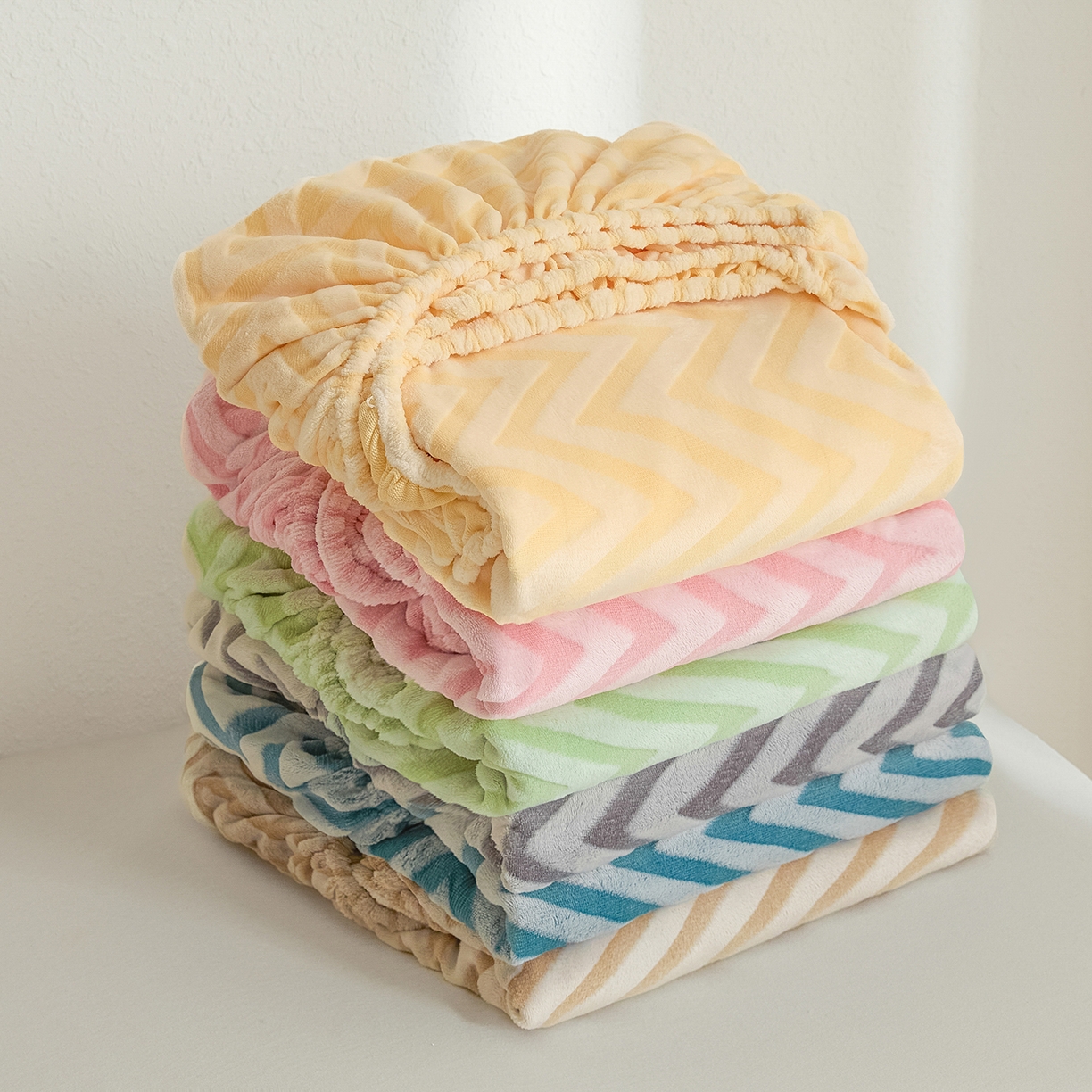 91家纺网 家纺一手货源 找家纺 （总）源舍家纺 2025新款A类曼波纹高克重背印剪花牛奶绒床笠