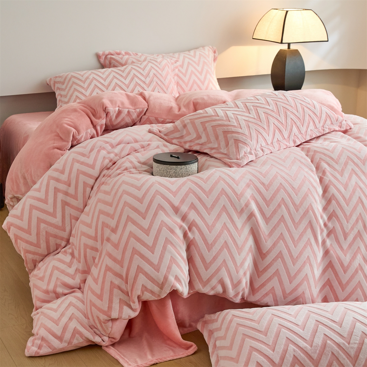 91家纺网 家纺一手货源 找家纺 （总）源舍家纺 2025新款高克重牛奶绒法莱绒雕花剪花四件套