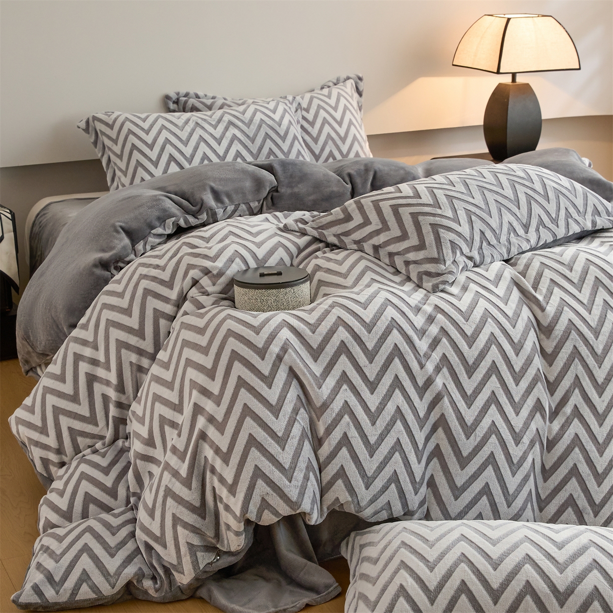 91家纺网 家纺一手货源 找家纺 （总）源舍家纺 2025新款高克重牛奶绒法莱绒雕花剪花四件套