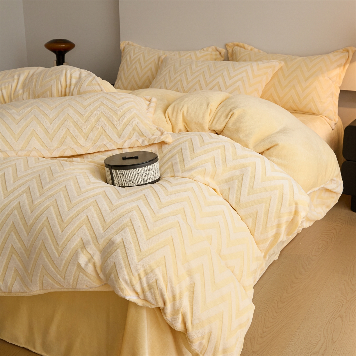 91家纺网 家纺一手货源 找家纺 （总）源舍家纺 2025新款高克重牛奶绒法莱绒雕花剪花四件套