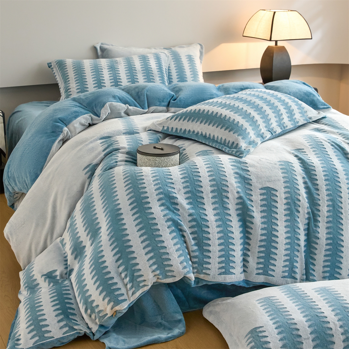 91家纺网 家纺一手货源 找家纺 （总）源舍家纺 2025新款高克重牛奶绒法莱绒雕花剪花四件套