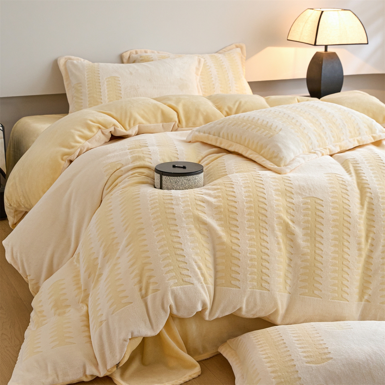 91家纺网 家纺一手货源 找家纺 （总）源舍家纺 2025新款高克重牛奶绒法莱绒雕花剪花四件套