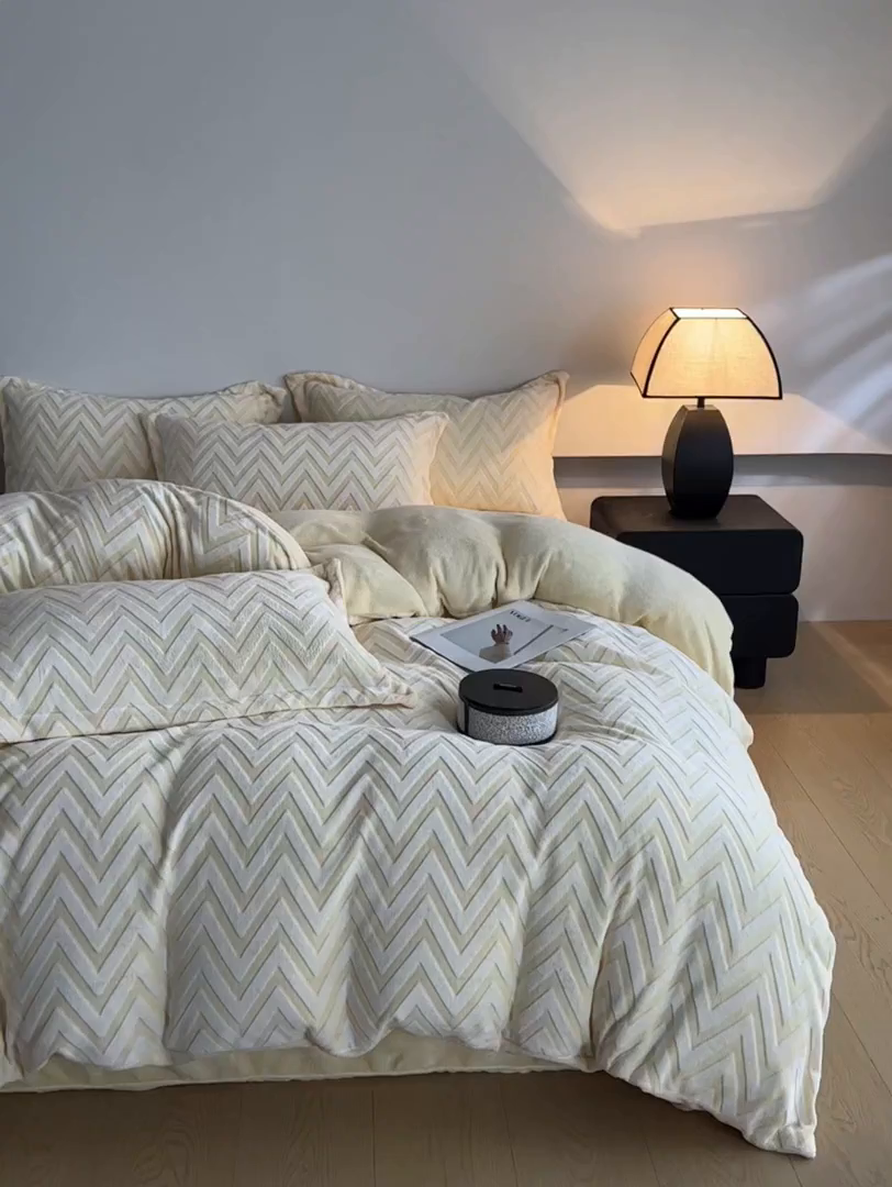 91家纺网 家纺一手货源 找家纺 （总）源舍家纺 2025新款高克重牛奶绒法莱绒雕花剪花四件套