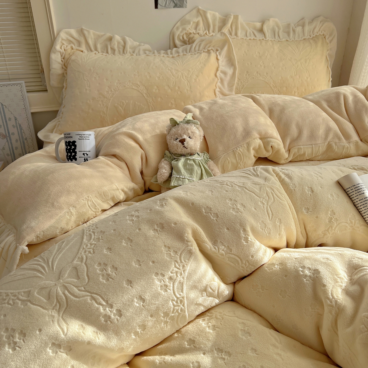 91家纺网 家纺一手货源 找家纺 丽涵家纺 2025新款雕花牛奶绒公主风花边四件套郁香漫境 郁香漫境-奶油