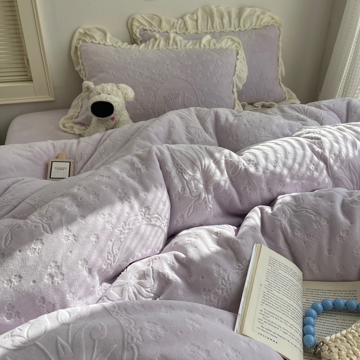 91家纺网 家纺一手货源 找家纺 丽涵家纺 2025新款雕花牛奶绒公主风花边四件套郁香漫境 郁香漫境-紫