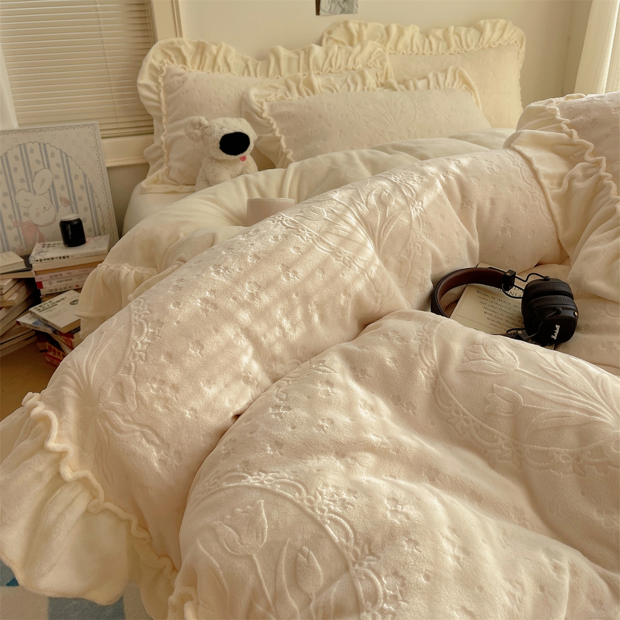 91家纺网 家纺一手货源 找家纺 丽涵家纺 2025新款雕花牛奶绒公主风花边四件套郁香漫境 郁香漫境-白