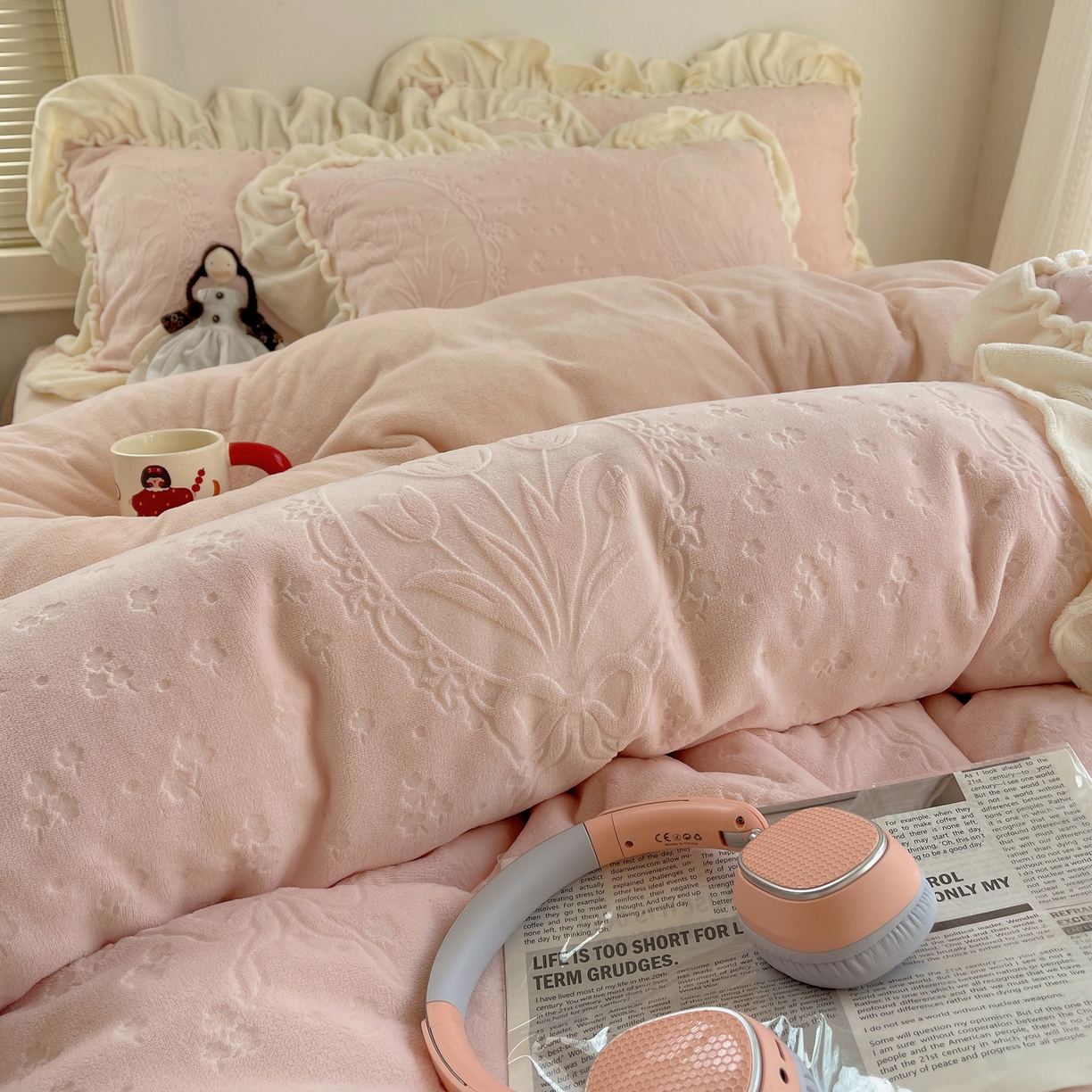 91家纺网 家纺一手货源 找家纺 丽涵家纺 2025新款雕花牛奶绒公主风花边四件套郁香漫境 郁香漫境-粉