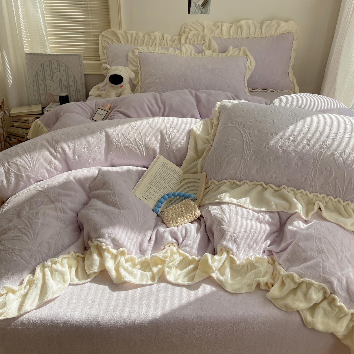 91家纺网 家纺一手货源 找家纺 丽涵家纺 2025新款雕花牛奶绒公主风花边四件套郁香漫境 郁香漫境-紫