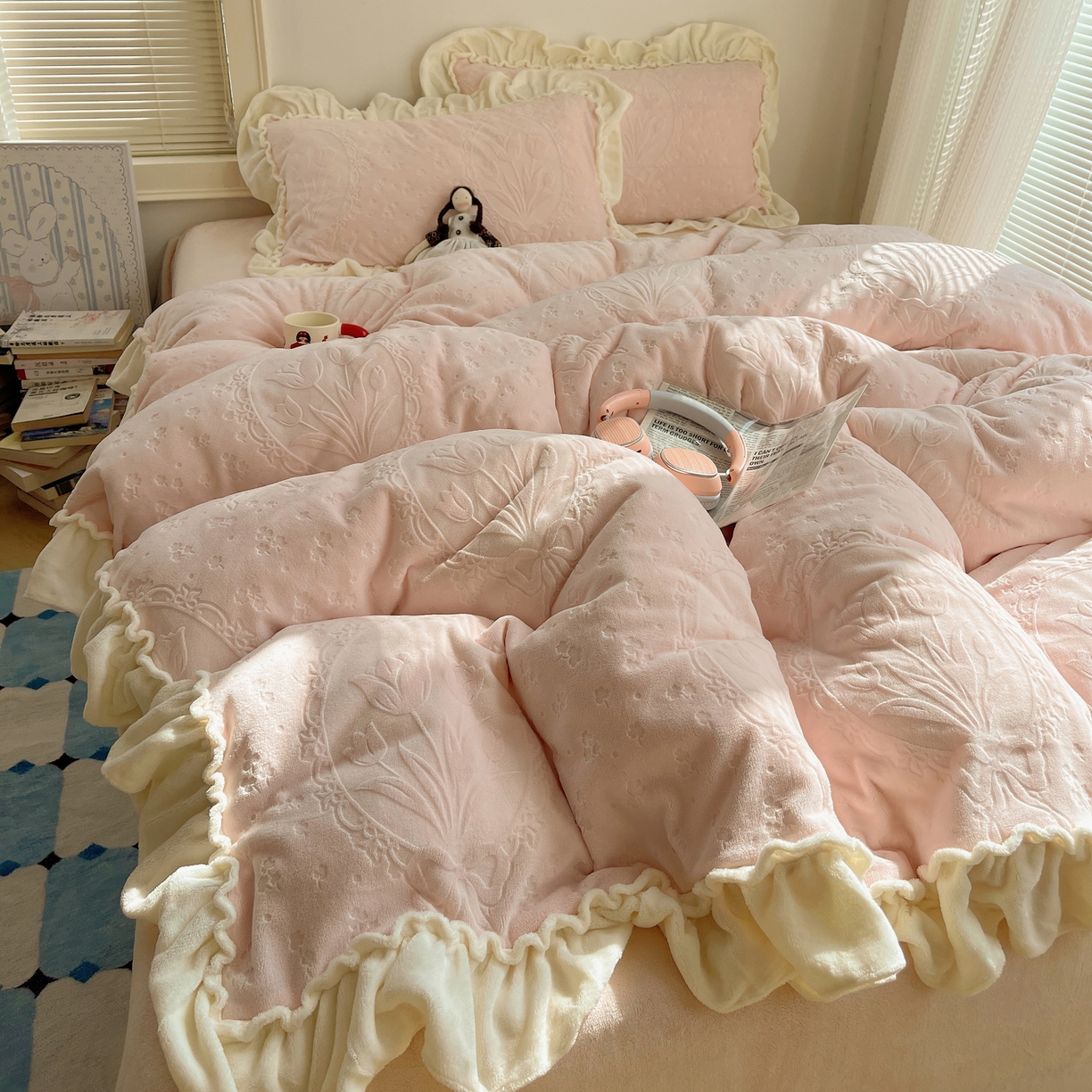 91家纺网 家纺一手货源 找家纺 丽涵家纺 2025新款雕花牛奶绒公主风花边四件套郁香漫境 郁香漫境-粉