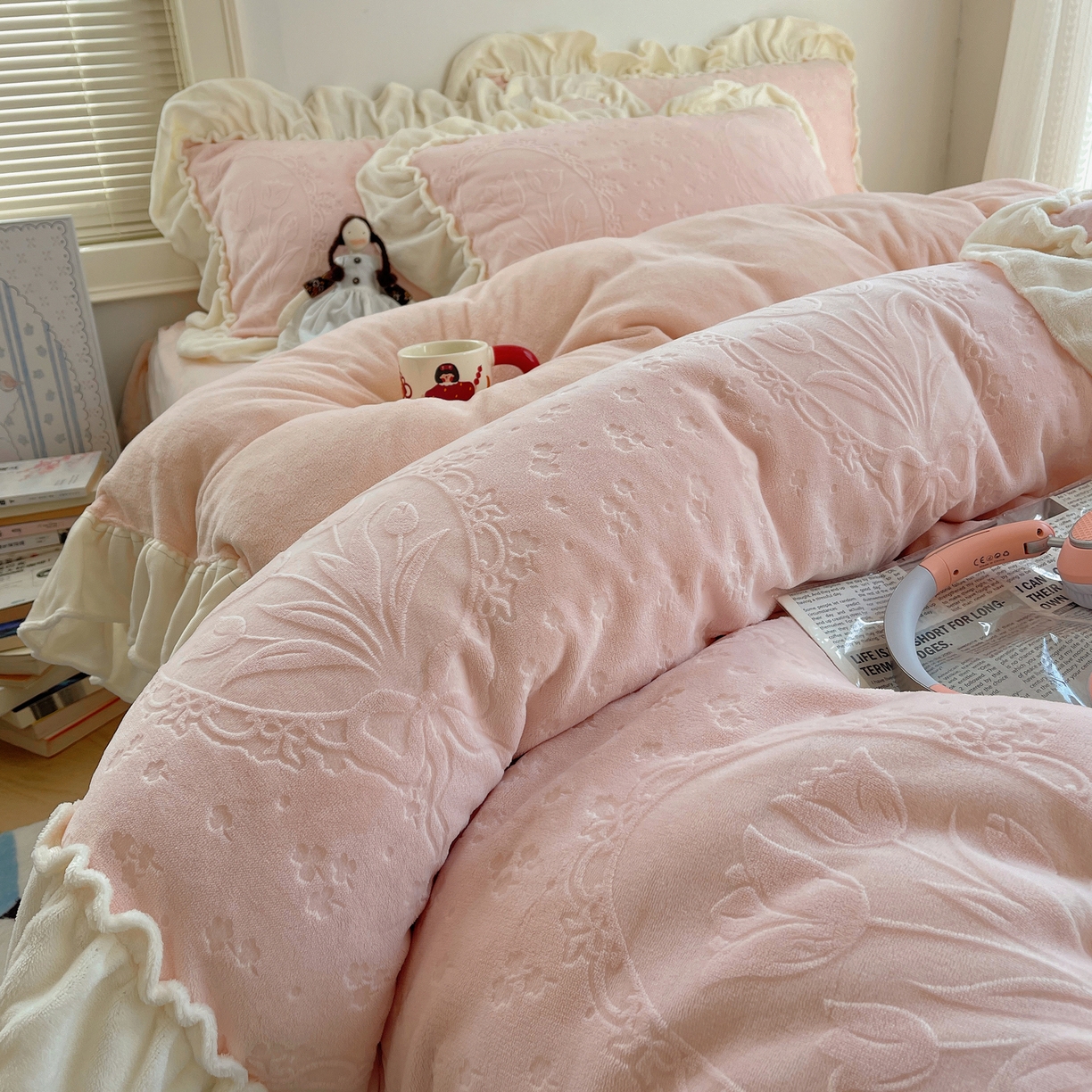 91家纺网 家纺一手货源 找家纺 丽涵家纺 2025新款雕花牛奶绒公主风花边四件套郁香漫境 郁香漫境-粉