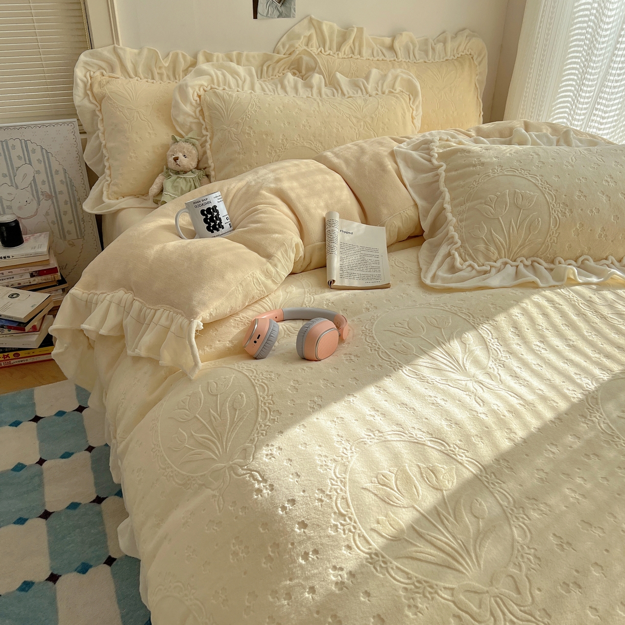 91家纺网 家纺一手货源 找家纺 丽涵家纺 2025新款雕花牛奶绒公主风花边四件套郁香漫境 郁香漫境-奶油