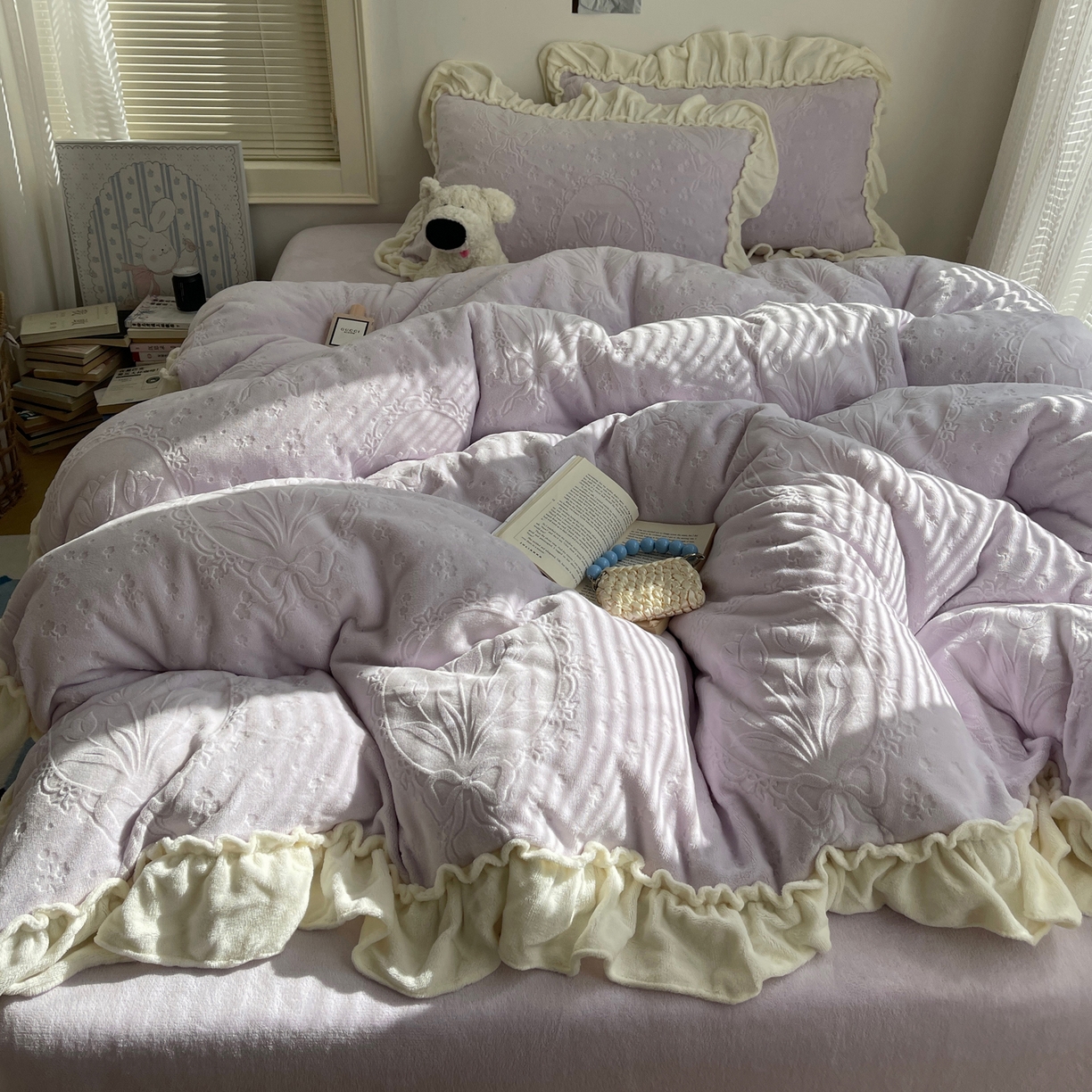 91家纺网 家纺一手货源 找家纺 丽涵家纺 2025新款雕花牛奶绒公主风花边四件套郁香漫境 郁香漫境-紫