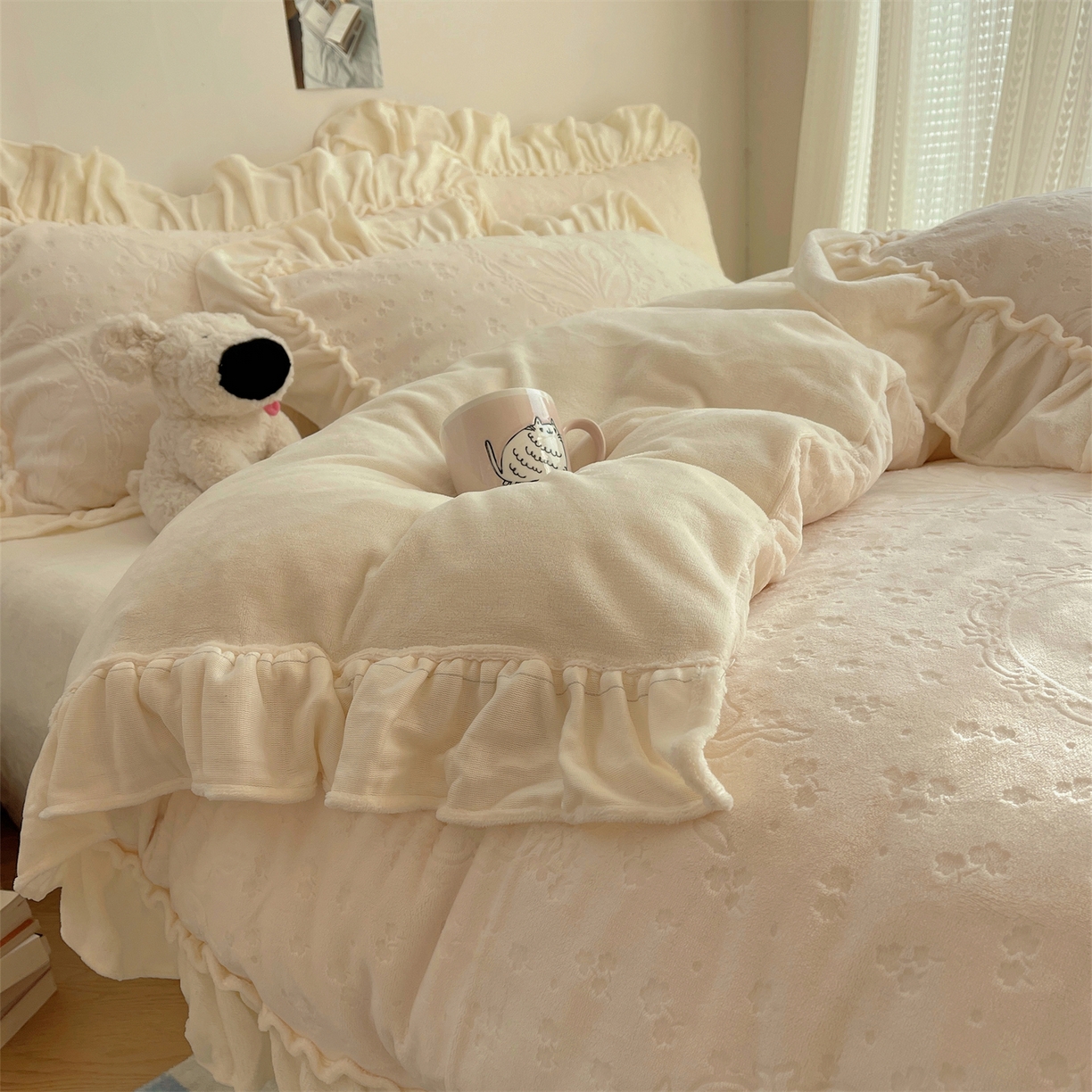 91家纺网 家纺一手货源 找家纺 丽涵家纺 2025新款雕花牛奶绒公主风花边四件套郁香漫境 郁香漫境-白