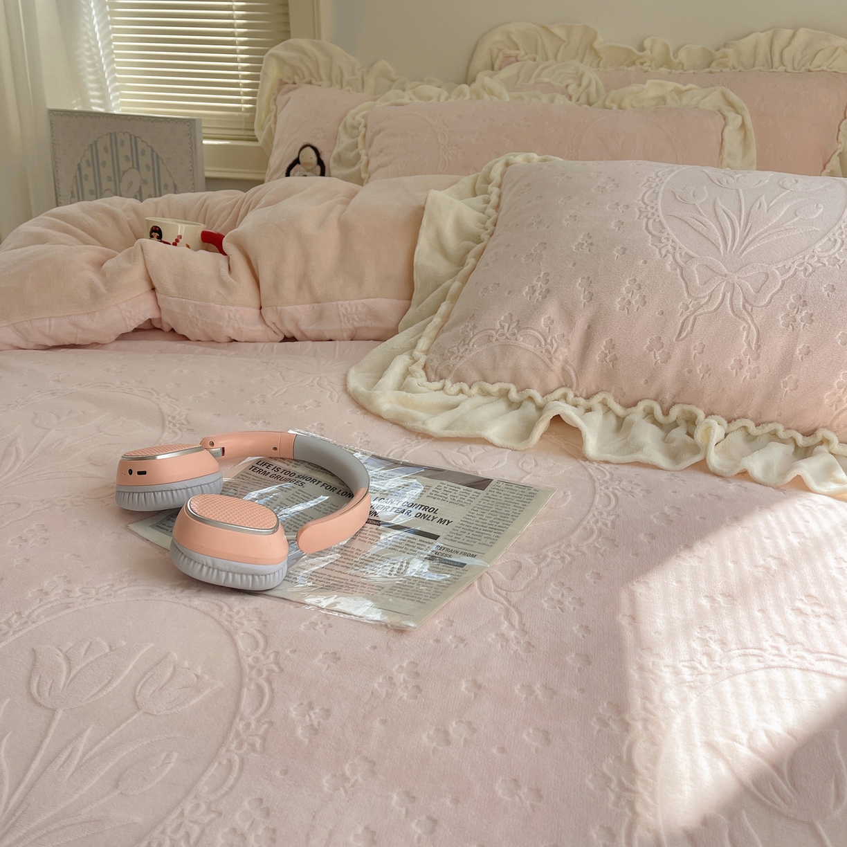 91家纺网 家纺一手货源 找家纺 丽涵家纺 2025新款雕花牛奶绒公主风花边四件套郁香漫境 郁香漫境-粉