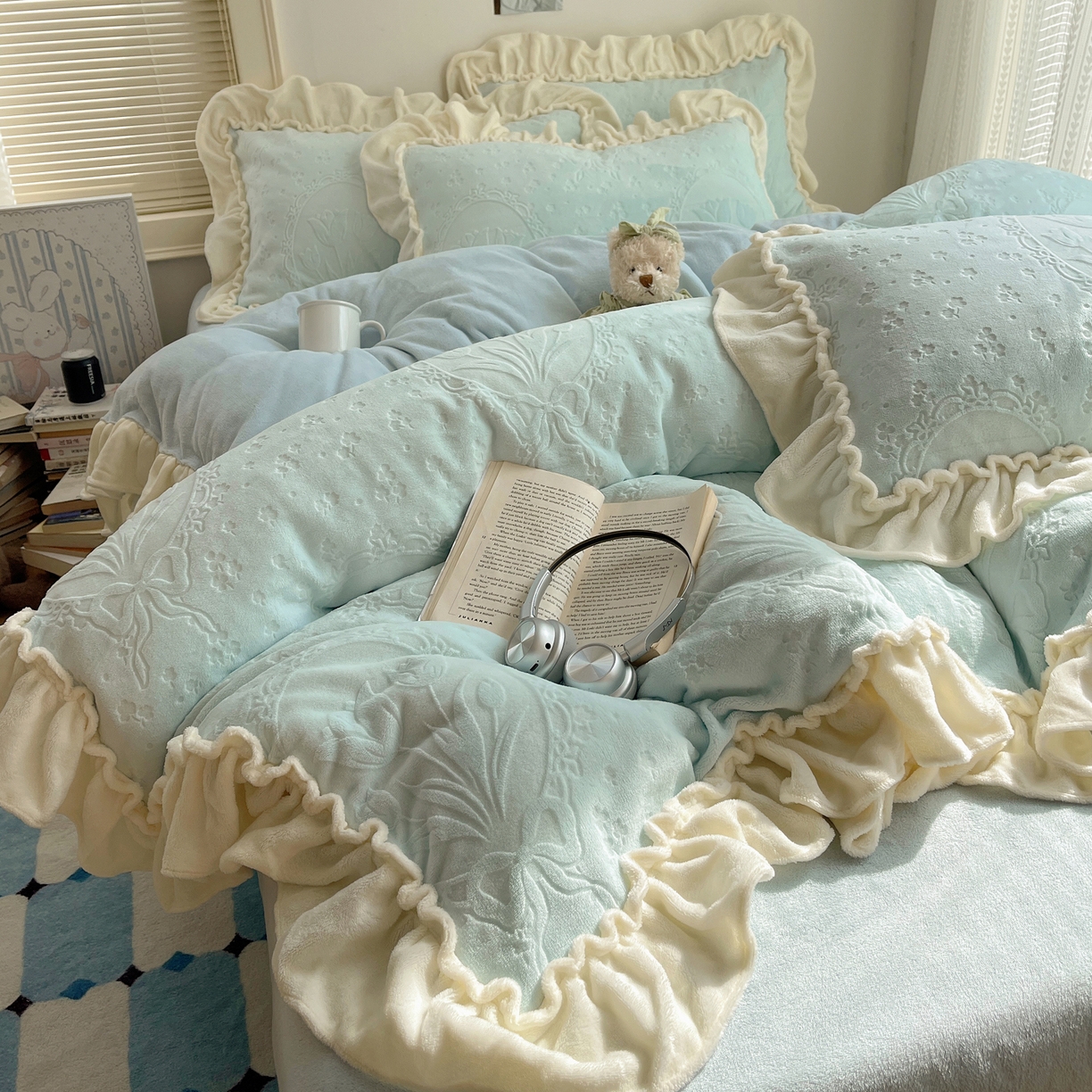 91家纺网 家纺一手货源 找家纺 丽涵家纺 2025新款雕花牛奶绒公主风花边四件套郁香漫境 郁香漫境-蓝