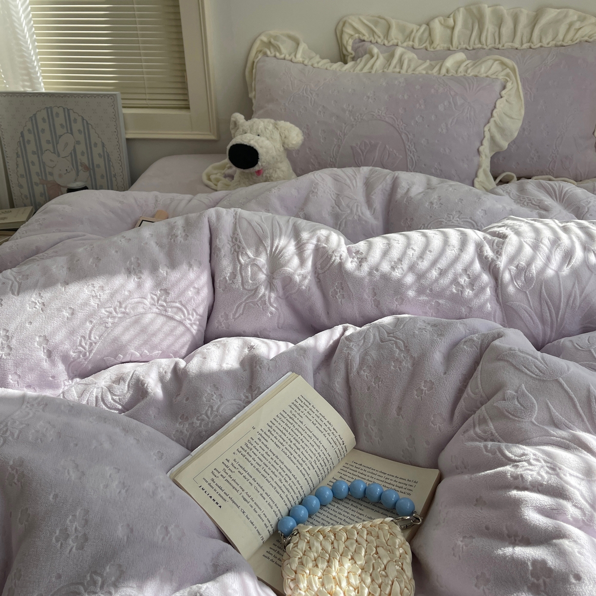 91家纺网 家纺一手货源 找家纺 丽涵家纺 2025新款雕花牛奶绒公主风花边四件套郁香漫境 郁香漫境-紫