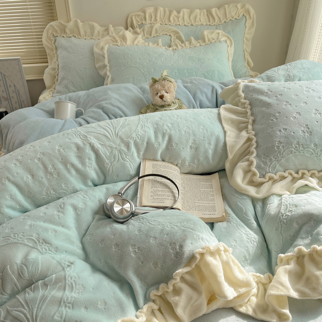 91家纺网 家纺一手货源 找家纺 丽涵家纺 2025新款雕花牛奶绒公主风花边四件套郁香漫境 郁香漫境-蓝