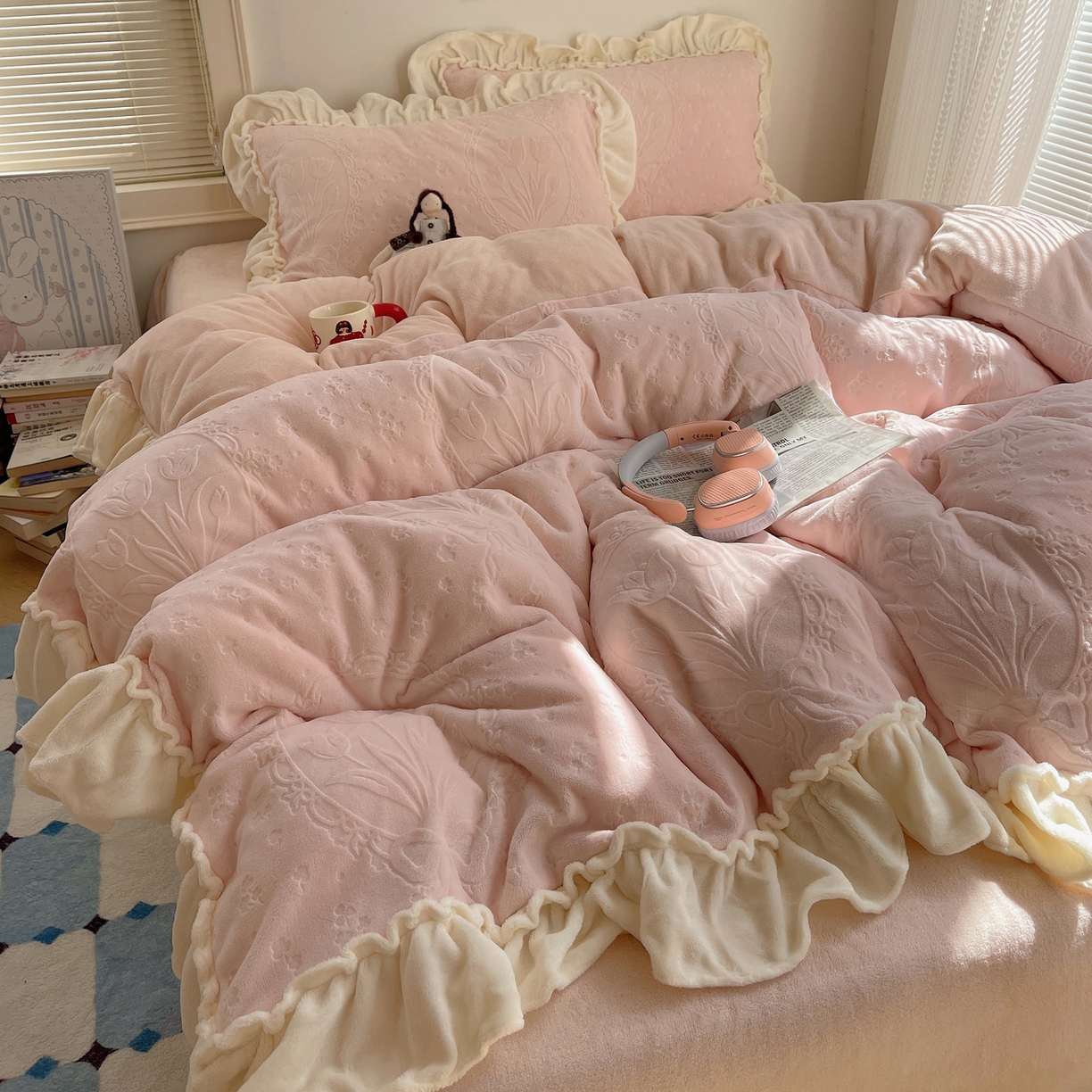 91家纺网 家纺一手货源 找家纺 丽涵家纺 2025新款雕花牛奶绒公主风花边四件套郁香漫境 郁香漫境-粉