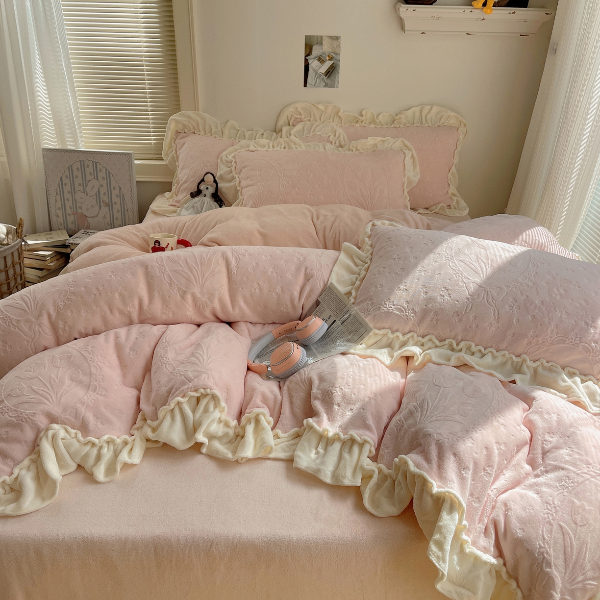 91家纺网 家纺一手货源 找家纺 丽涵家纺 2025新款雕花牛奶绒公主风花边四件套郁香漫境 郁香漫境-粉