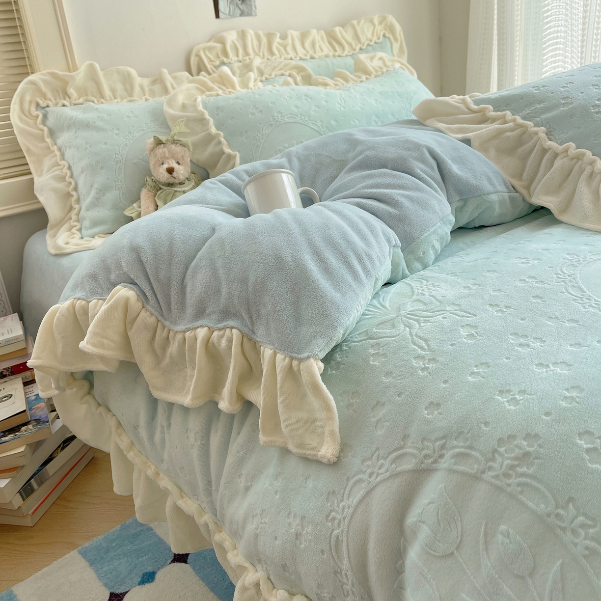 91家纺网 家纺一手货源 找家纺 丽涵家纺 2025新款雕花牛奶绒公主风花边四件套郁香漫境 郁香漫境-蓝