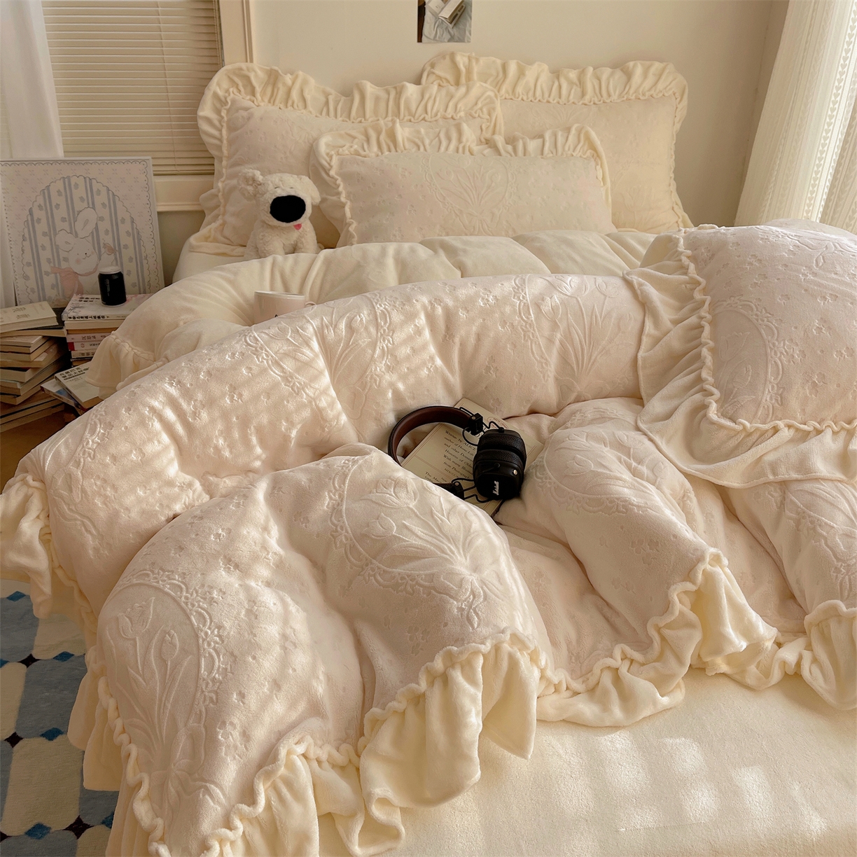 91家纺网 家纺一手货源 找家纺 丽涵家纺 2025新款雕花牛奶绒公主风花边四件套郁香漫境 郁香漫境-白
