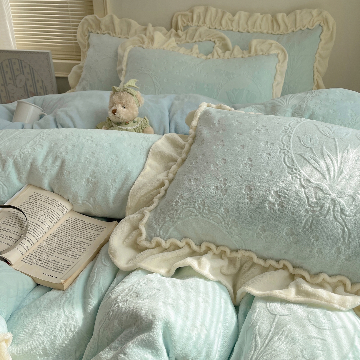 91家纺网 家纺一手货源 找家纺 丽涵家纺 2025新款雕花牛奶绒公主风花边四件套郁香漫境 郁香漫境-蓝